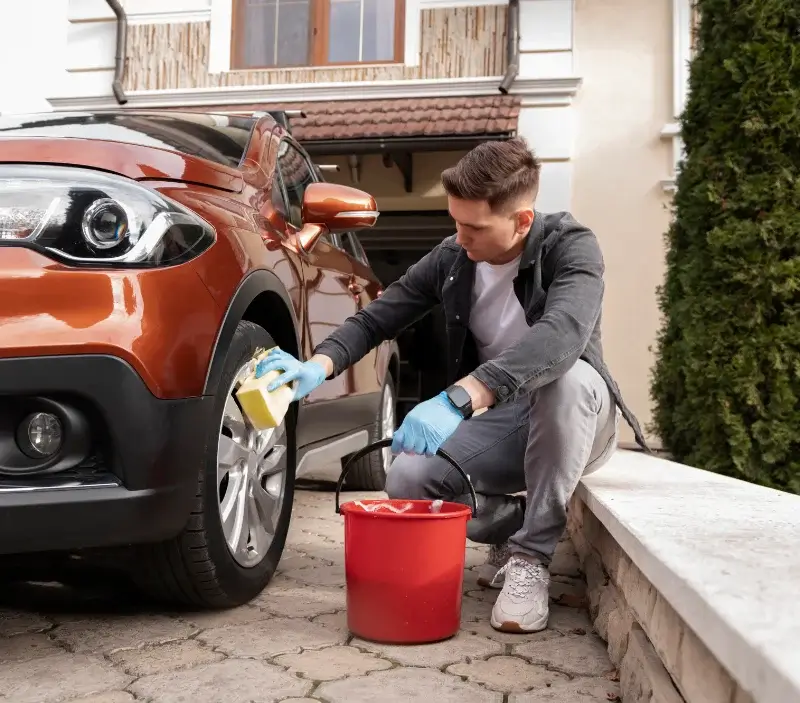 Lavage auto à domicile Collonges-au-Mont-d'Or : professionnel intervenant sur un véhicule